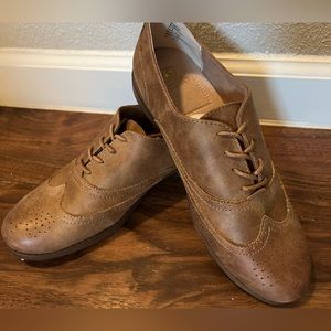Women Tan size 8.5 flats